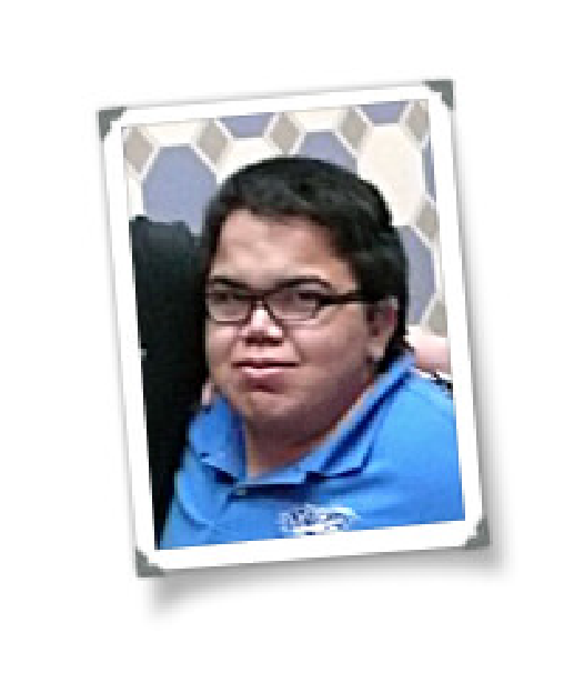 Jonathan, con rasgos faciales toscos, gafas negras y camisa azul