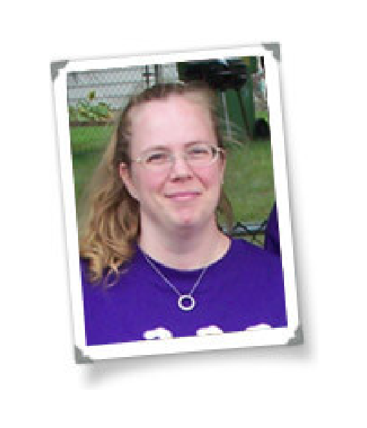 Mujer con gafas y remera azul sonriendo