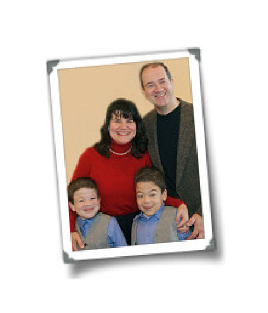 Fotografía familiar de madre, padre y dos hijos con MPS II